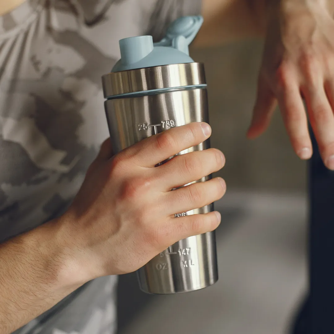 Persona mezclando un batido en un shaker