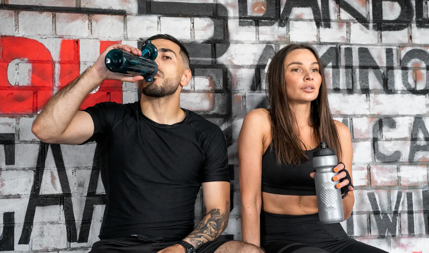 Botellas mezcladoras y shakers de diversos diseños y colores